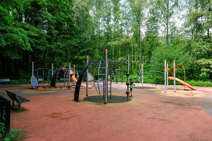 Детская площадка в Мещерском парке Одинцовского округа летом