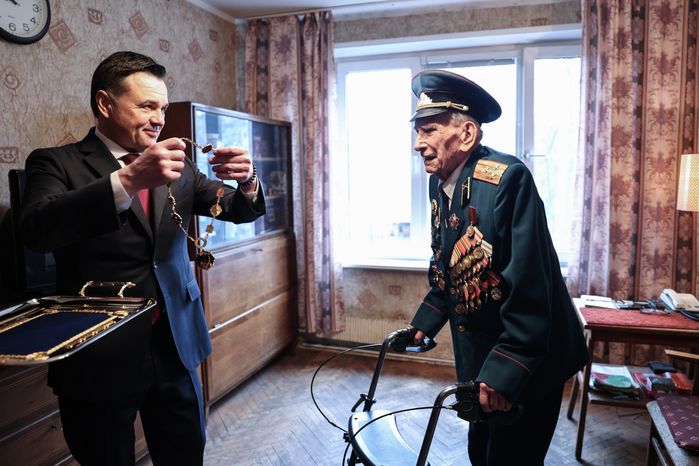 Губернатор присвоил знание Почетного гражданина ветерану Великой Отечественной войны Александру Золотову