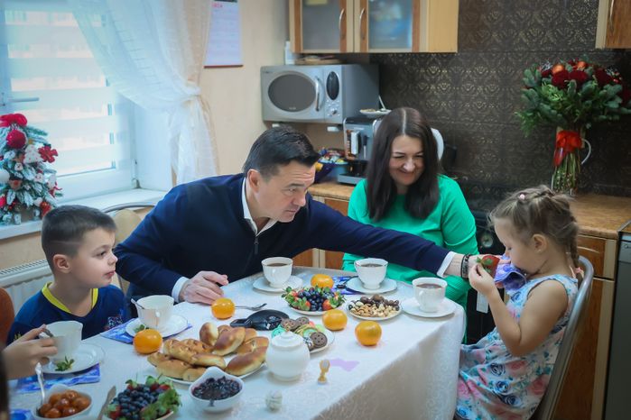 Андрей Воробьев поздравил с Новым годом и наступающим Рождеством семью Александра Сычева, погибшего в ходе спецоперации