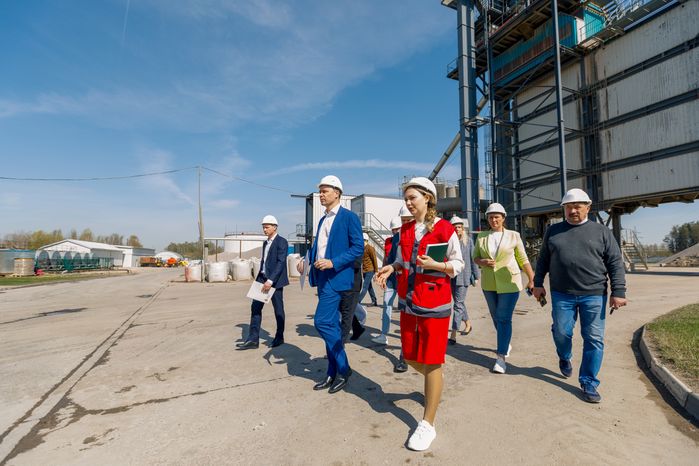 Всеволод Волосевич с отраслевыми заместителями глав округов посетил асфальтобетонный завод в Солнечногорске