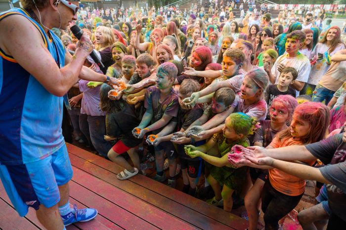 Фестиваль красок Holi Dance в Наташинском парке в Люберцах