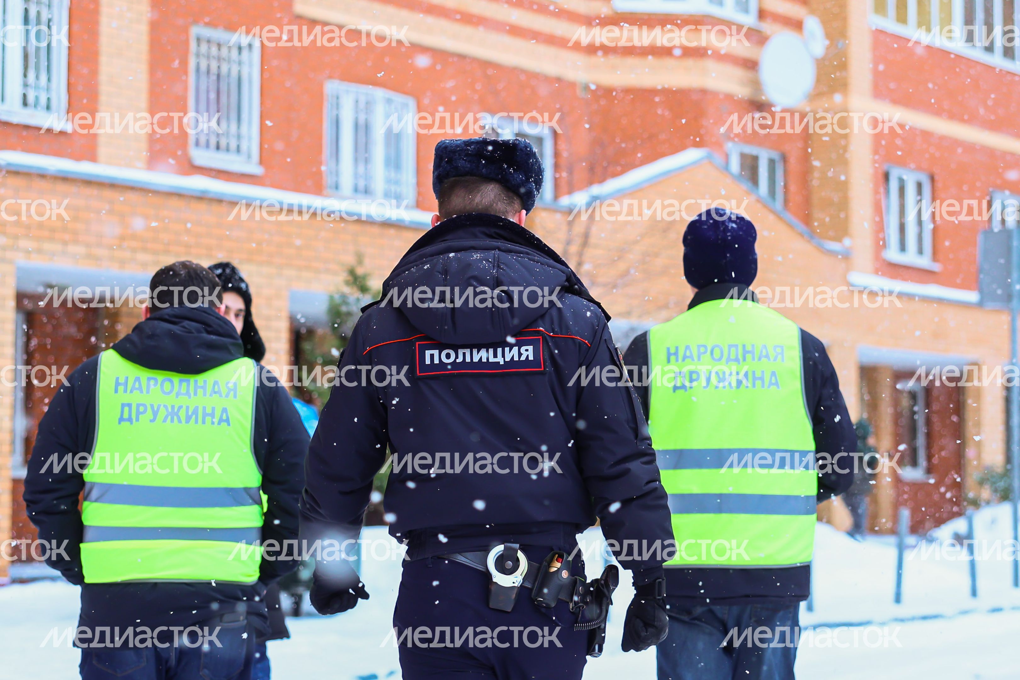 Народные дружинники и сотрудники полиции проводят обход территории Народные дружинники и сотрудники полиции проводят обход территории
