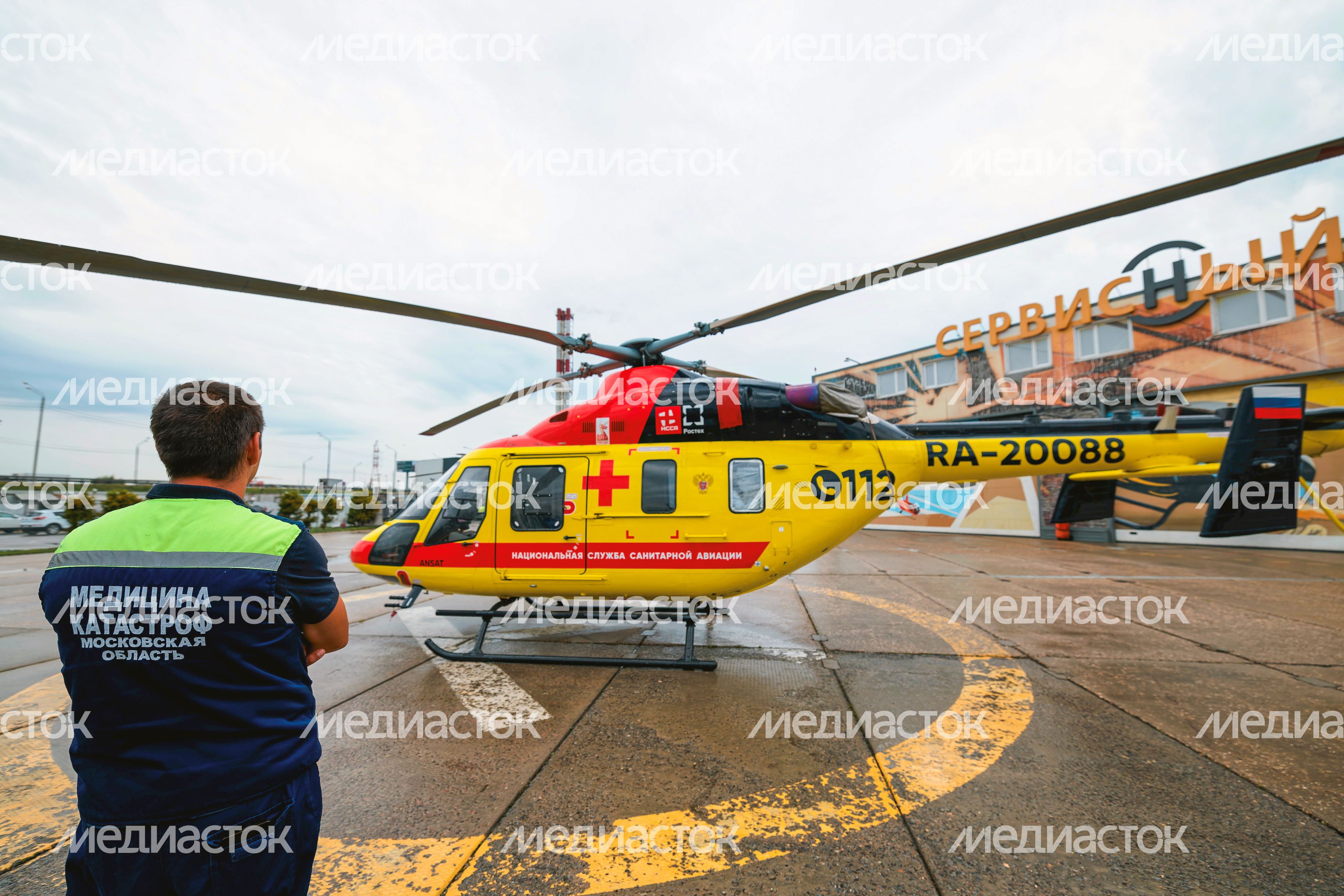 Вертолет санитарной авиации в Подмосковье