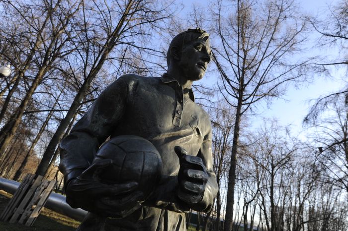 Памятник футболисту Льву Яшину в Москве