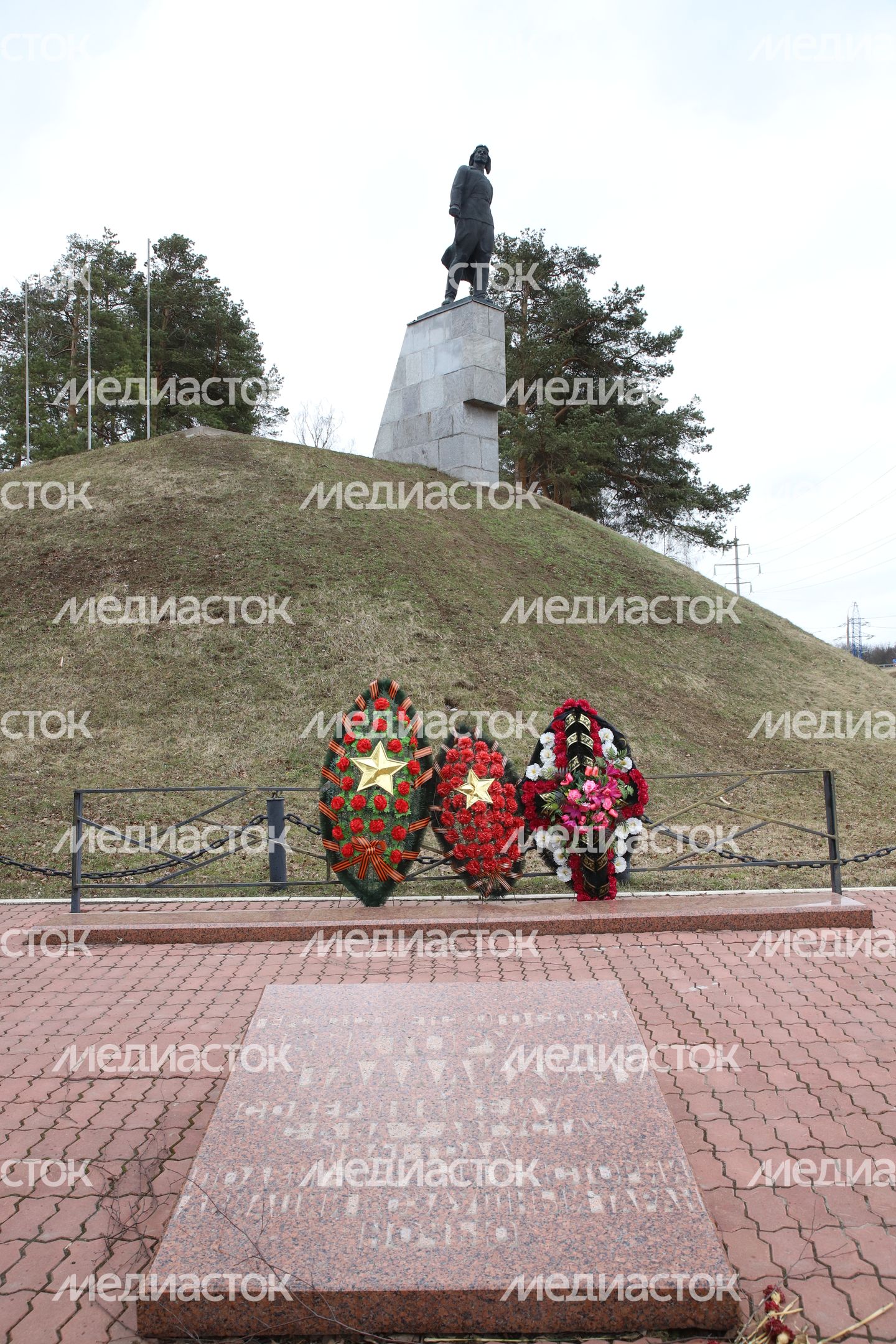 Памятник ночному тарану Талалихина Памятник ночному тарану Талалихина
