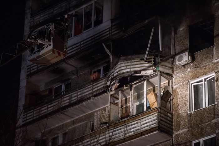 Пожар из-за взрыва в квартире жилого дома в Москве