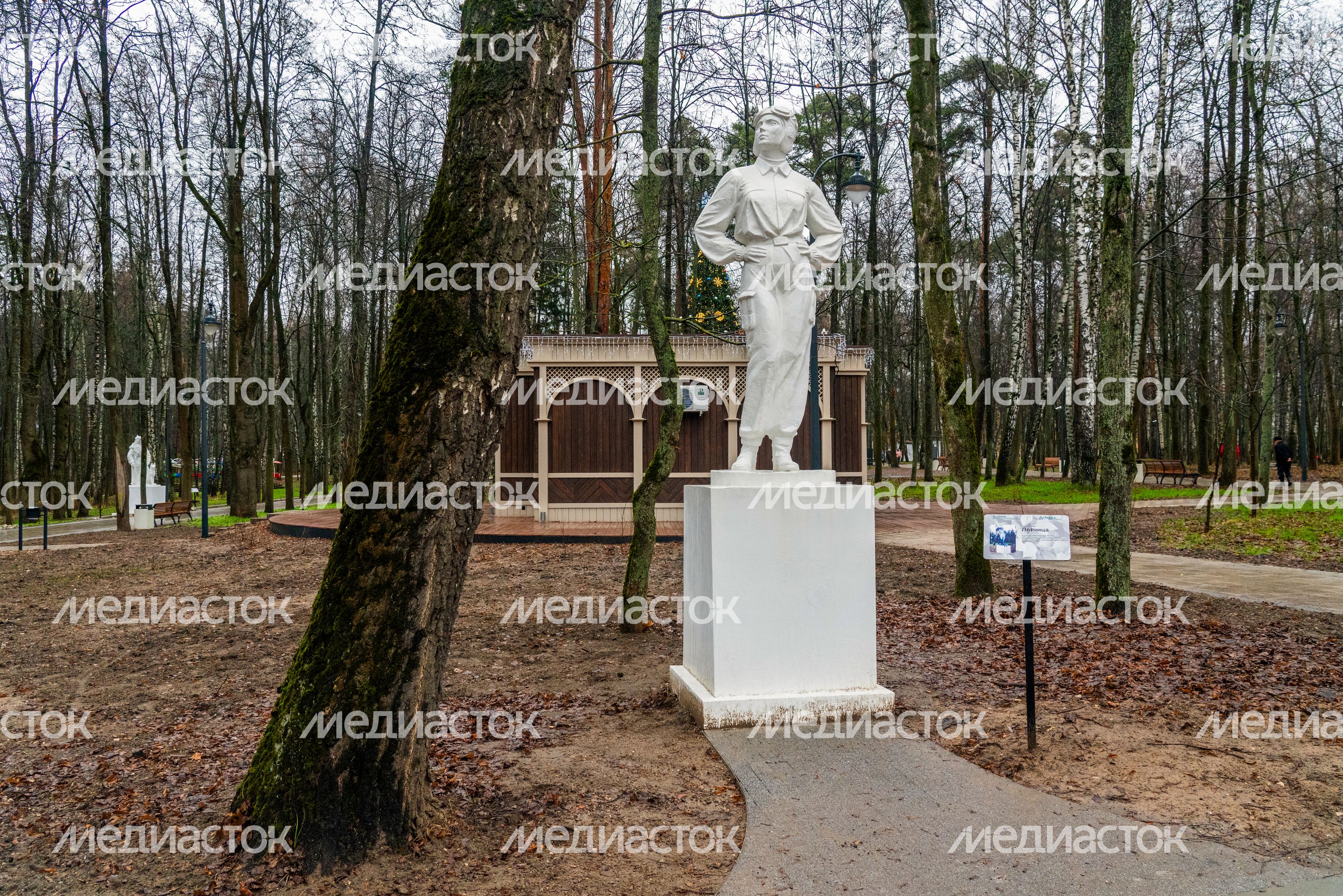 Статуя летчицы в Красногорском городском парке после реконструкции Статуя летчицы в Красногорском городском парке после реконструкции
