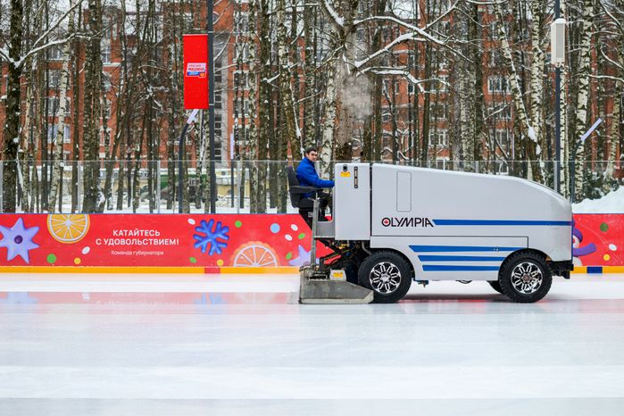 Каток с искусственным льдом в Центральном парке Лобни