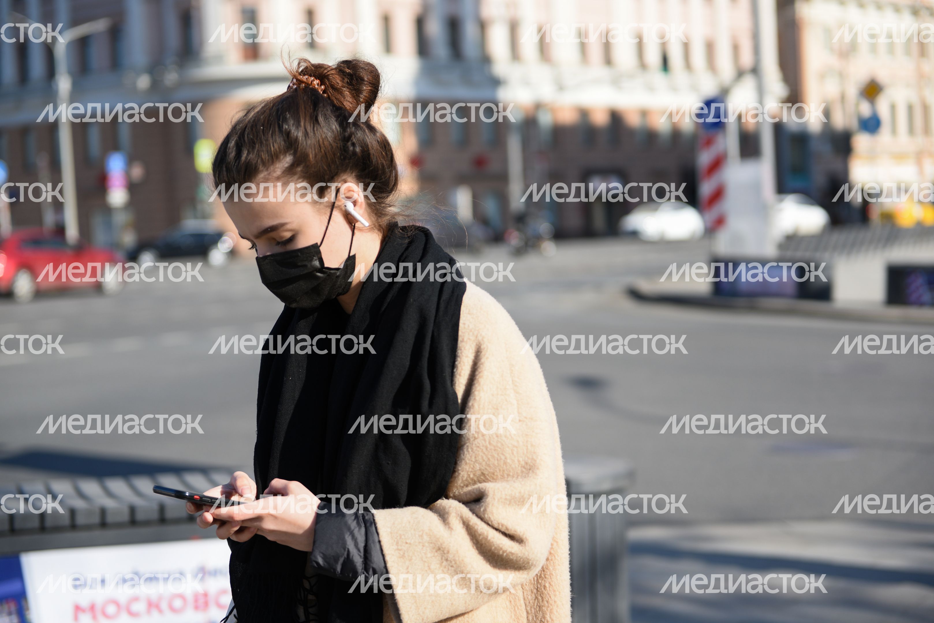 Люди в масках в период эпидемии коронавируса