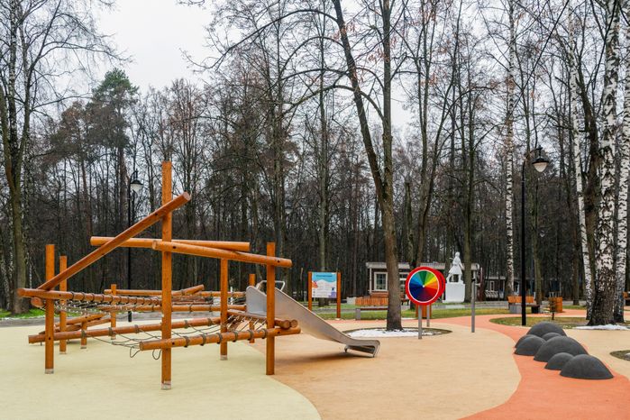 Детская площадка в Красногорском городском парке после реконструкции зимой