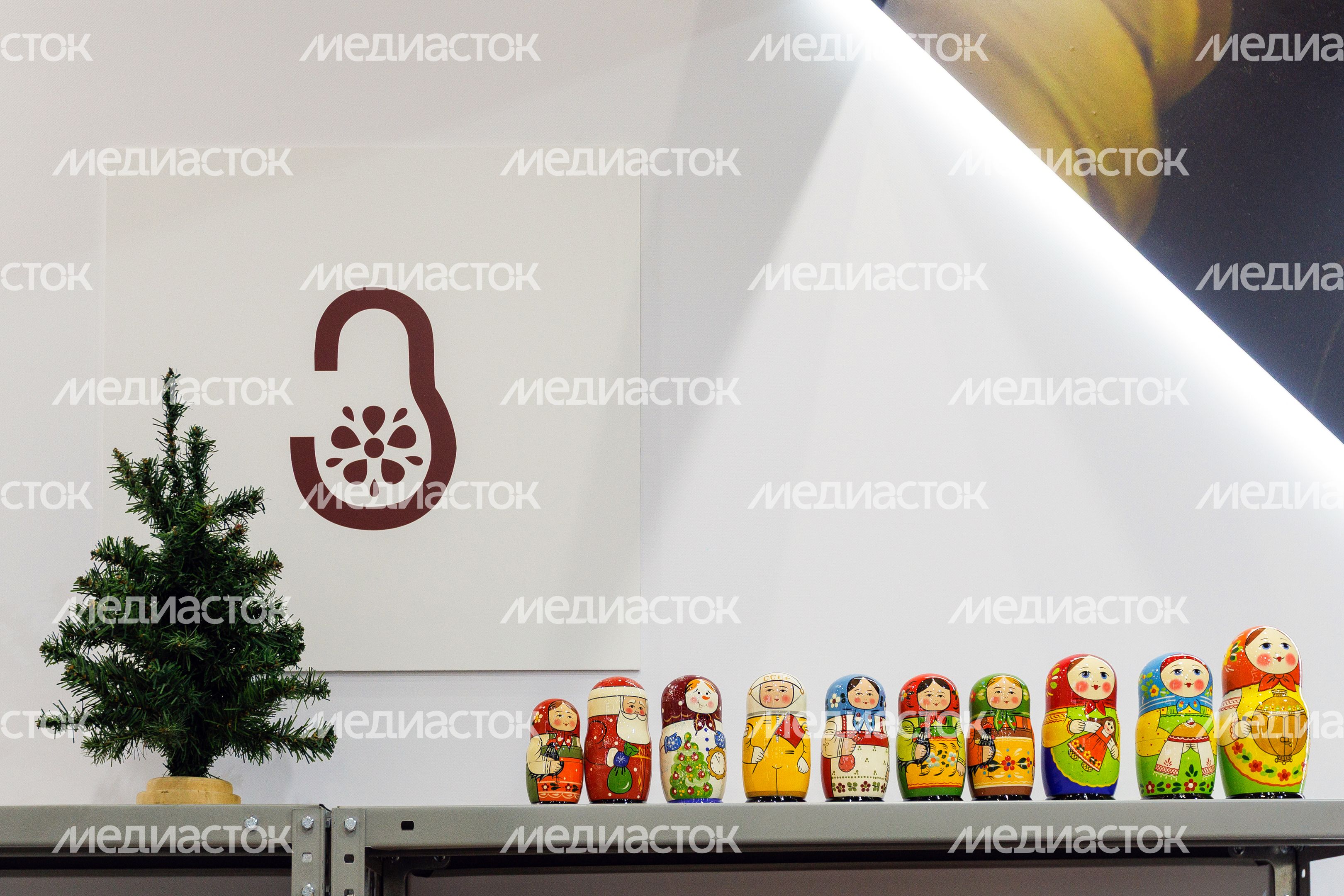 Сувенир народных промыслов Подмосковья - матрешка - на выставке-ярмарке «Ладья» Сувенир народных промыслов Подмосковья - матрешка - на выставке-ярмарке «Ладья»