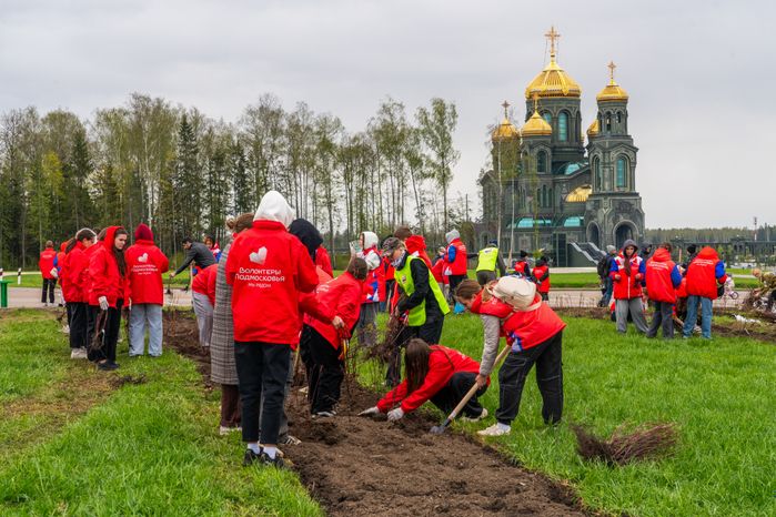 Торжественная высадка масштабного геоглифа к 80-летию Победы