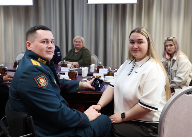 Участникам СВО вручили ключи от автомобилей с ручным управлением