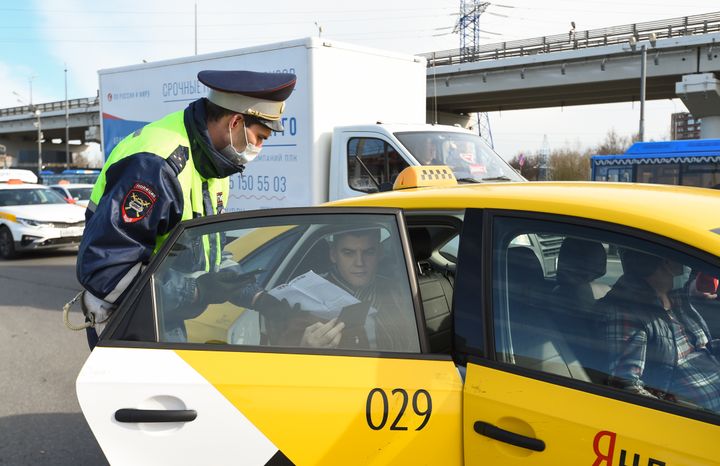 Проверка пропусков на въезде в Москву в период самоизоляции