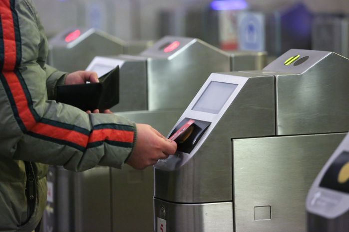 Пассажир проходит через турникет в метро