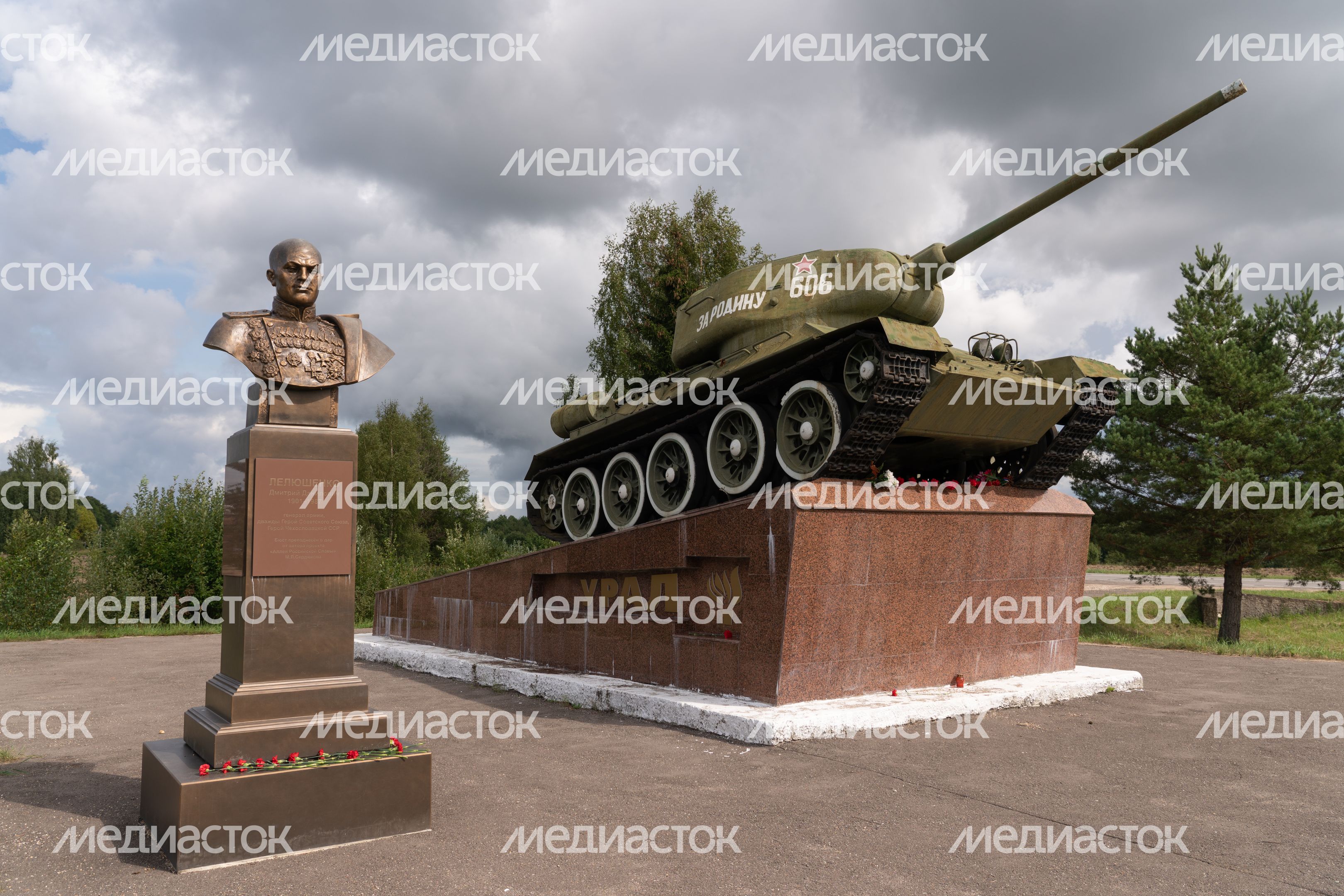 Лотошино. Памятник генералу Д.Д. Лелюшенко Лотошино. Памятник генералу Д.Д. Лелюшенко