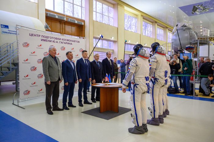 Тренировка основного экипажа космонавтов МКС-74 на тренажере корабля «Союз МС» в Звездном городке