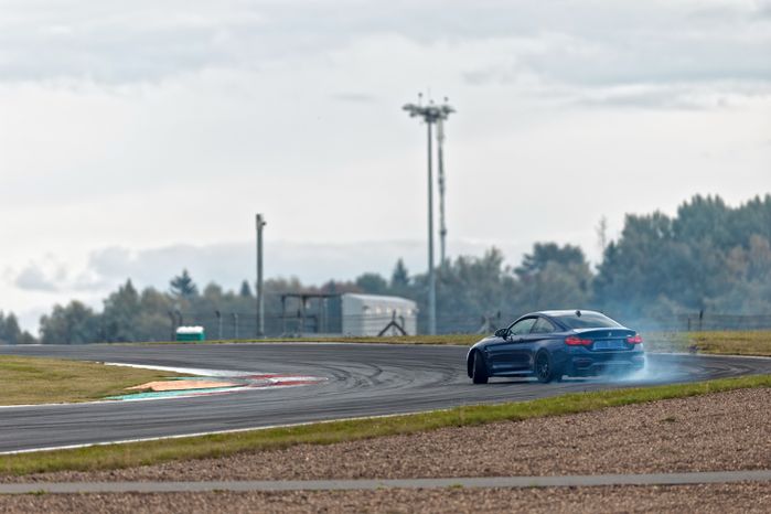 Дрифт-гонка автомобилей по автодрому Moscow Raceway на фестивале «Дрифт Экспо» в Волоколамске