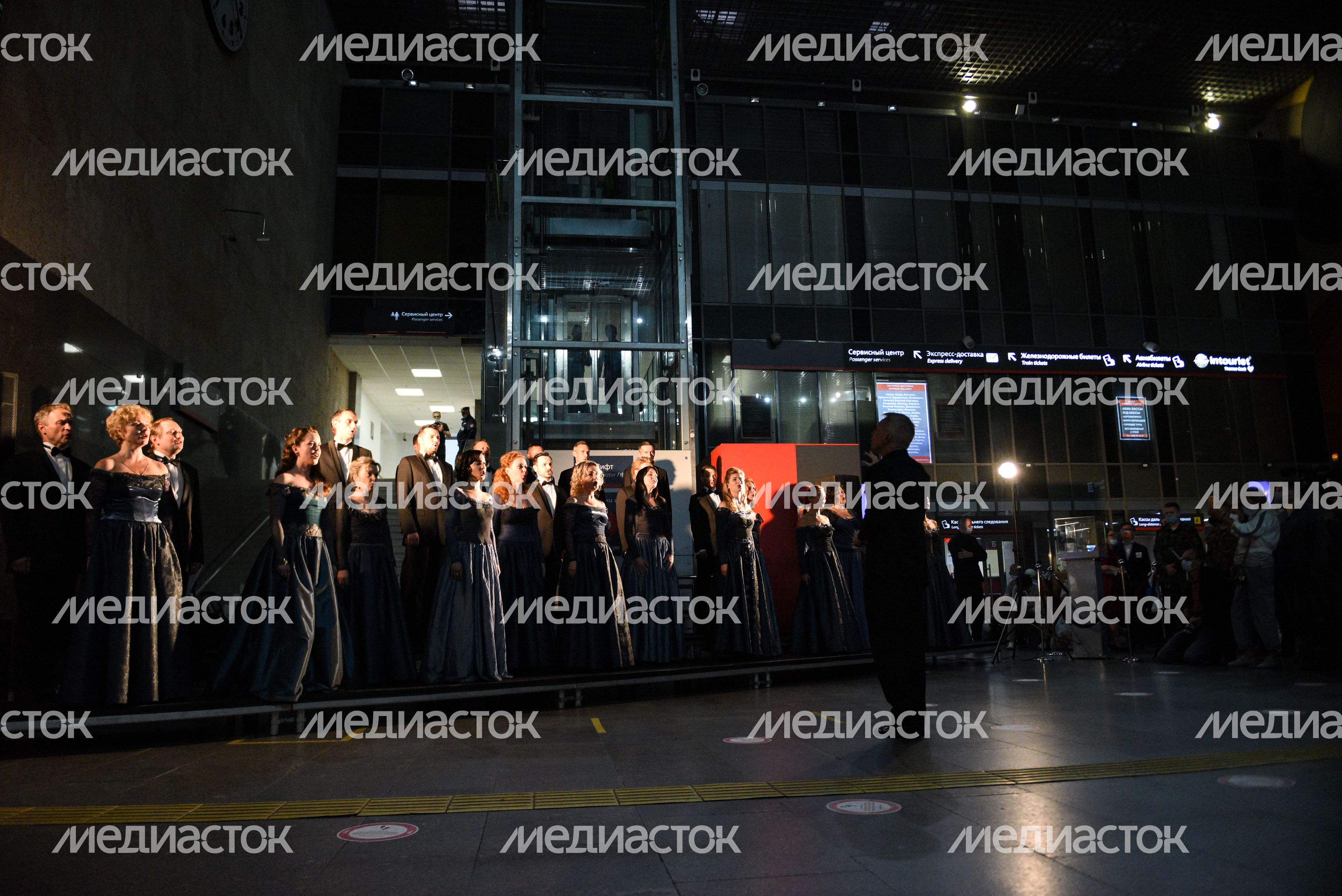 Выступление артистов музыкального театра «Геликон-опера» на Ленинградском вокзале в Москве Выступление артистов музыкального театра «Геликон-опера» на Ленинградском вокзале в Москве