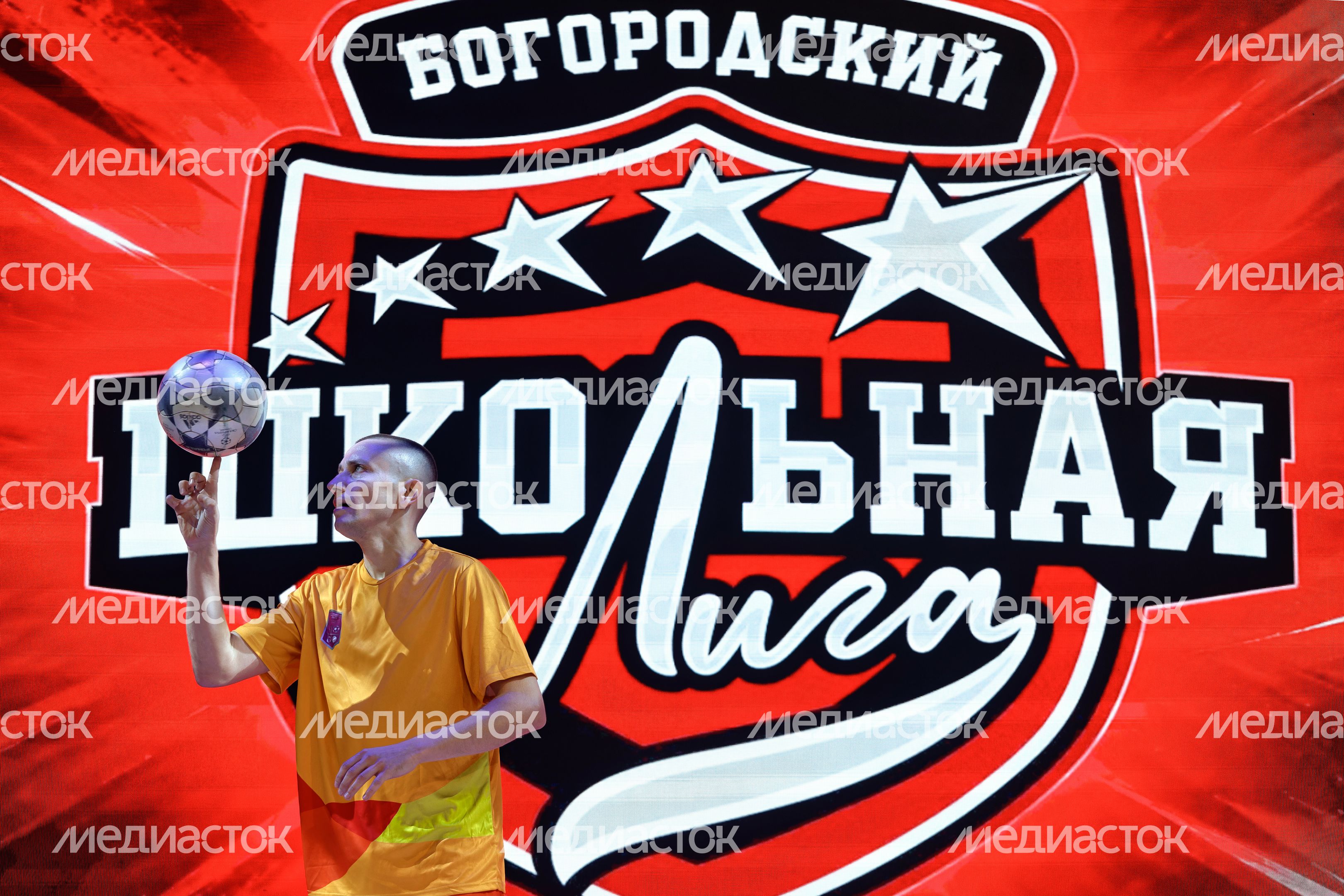 Футболист Андрей Харламов показал участникам школьной футбольной лиги фристайл с мячом Футболист Андрей Харламов показал участникам школьной футбольной лиги фристайл с мячом