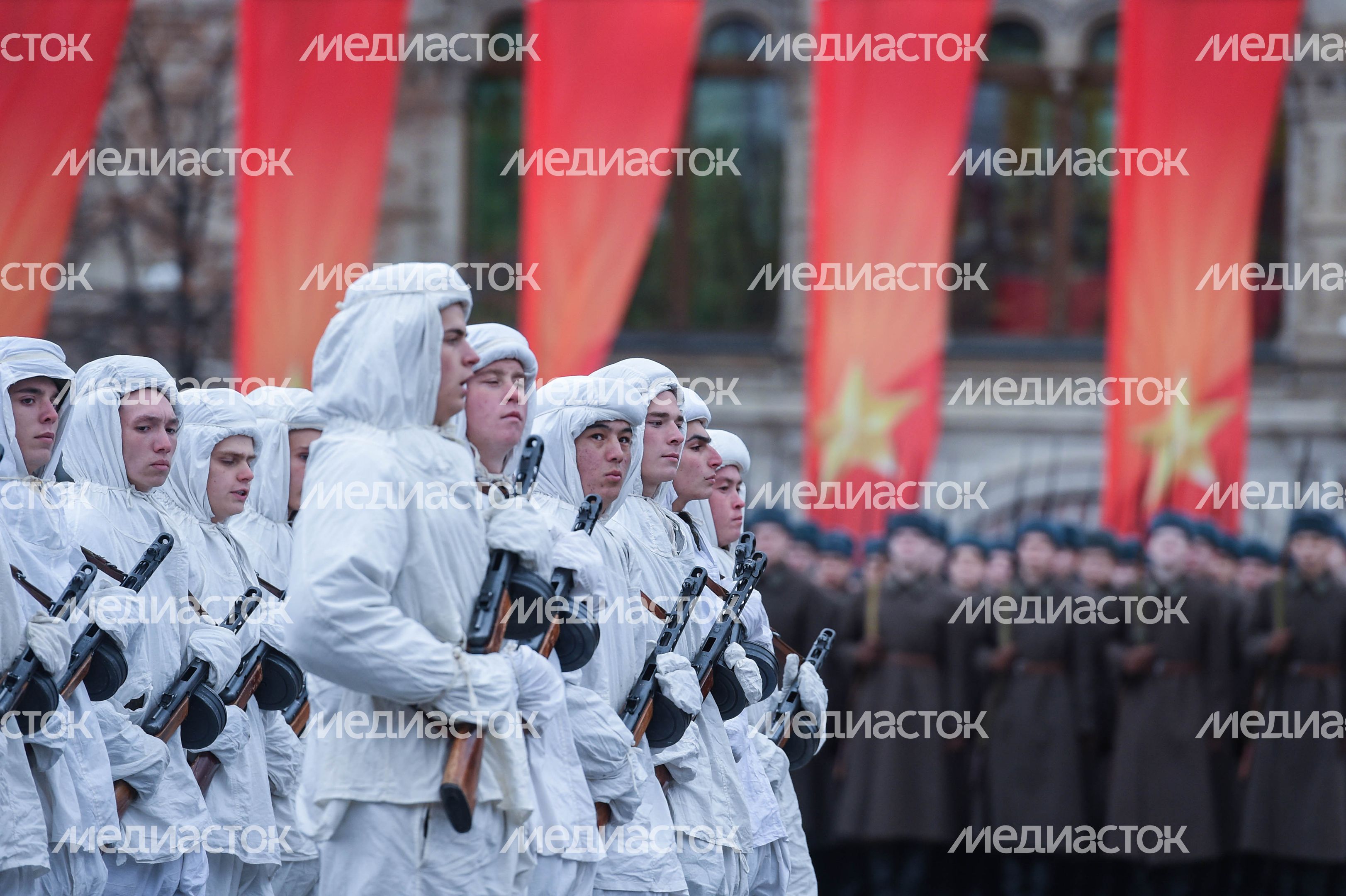 Торжественный марш в честь парада 1941 года на Красной площади в Москве