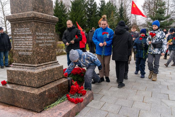 Возложение цветов к месту казни Зои Космодемьянской в музее «Зоя» Рузского округа