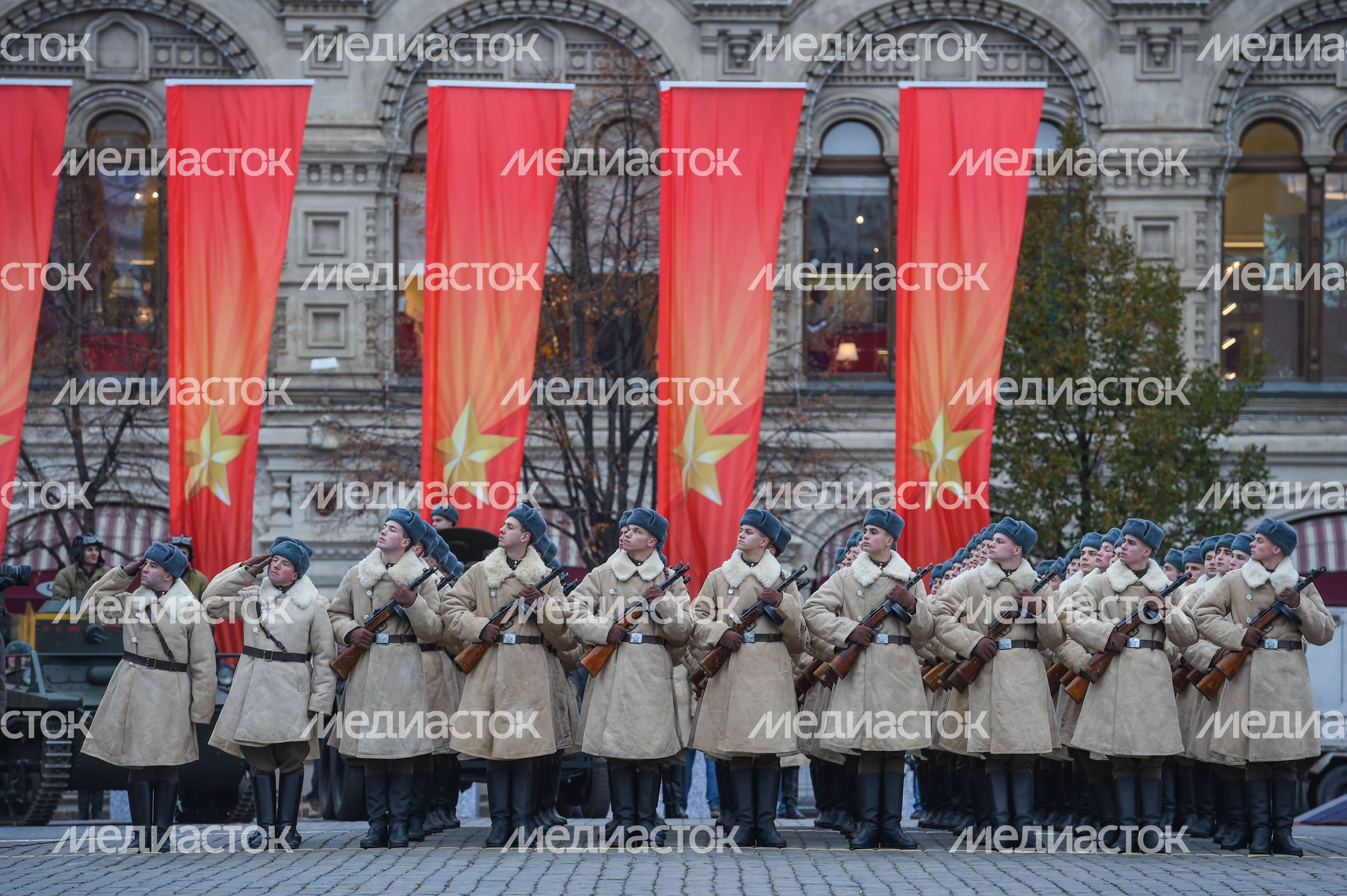 Торжественный марш в честь парада 1941 года на Красной площади в Москве