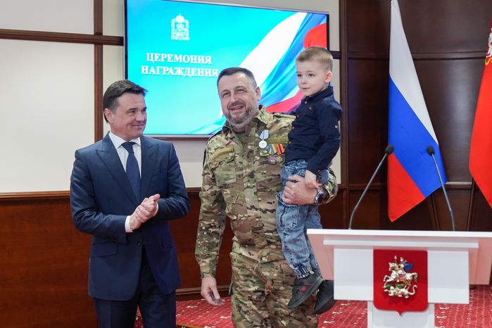 Андрей Воробьев вручил государственные награды добровольцам БАРСа