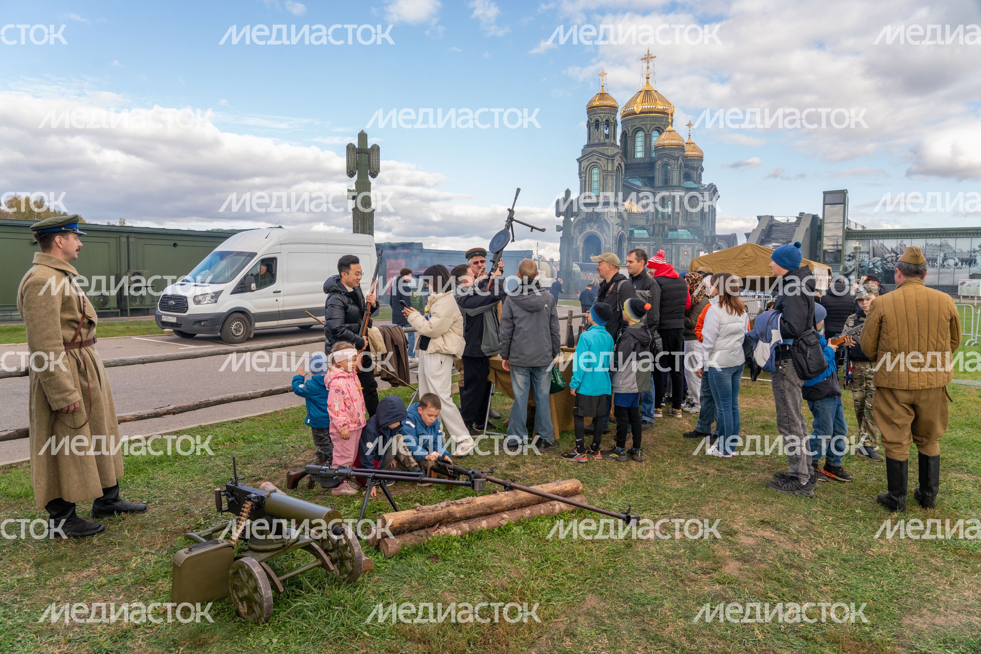 Интерактивная площадка с демонстрацией оружия для зрителей исторической реконструкции в Центральном парке «Патриот»