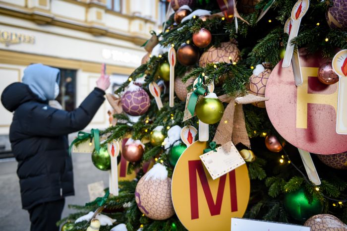 Открытие выставки дизайнерских елок на Кузнецком мосту