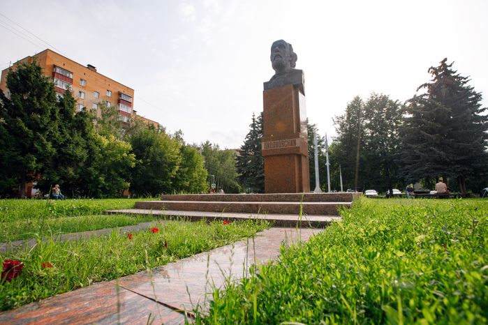 Долгопрудный. Памятник Циолковскому