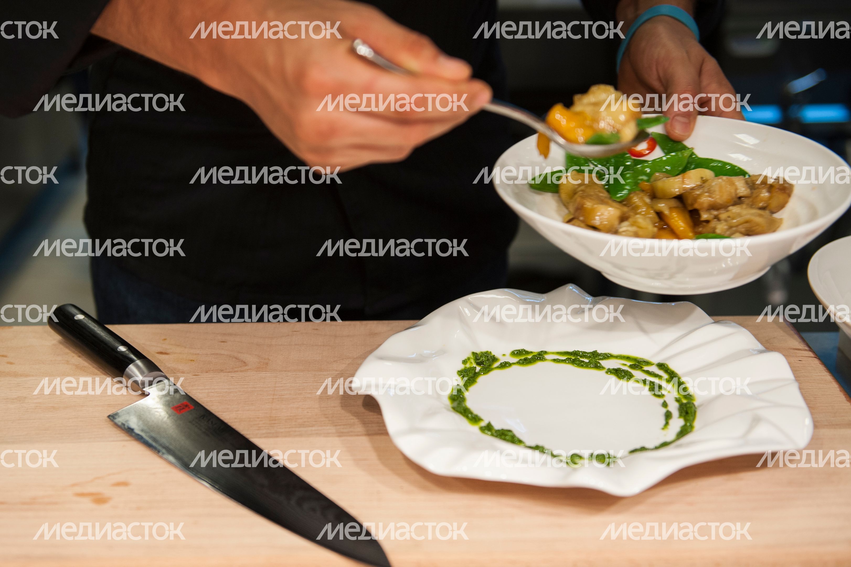 Приготовление салата с кальмарами и овощами на гриле