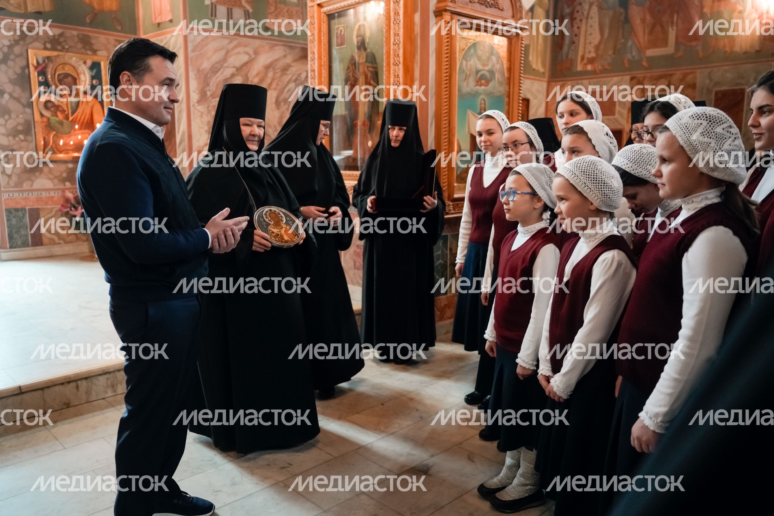 Андрей Воробьев навестил воспитанниц детского приюта-пансиона при Покровском Хотьковском женском монастыре Андрей Воробьев навестил воспитанниц детского приюта-пансиона при Покровском Хотьковском женском монастыре