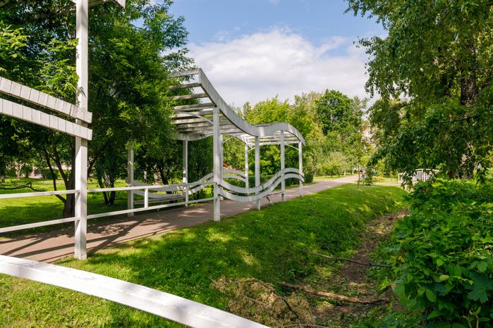 Дорожка для прогулок в летнем парке «Костино» в Королеве