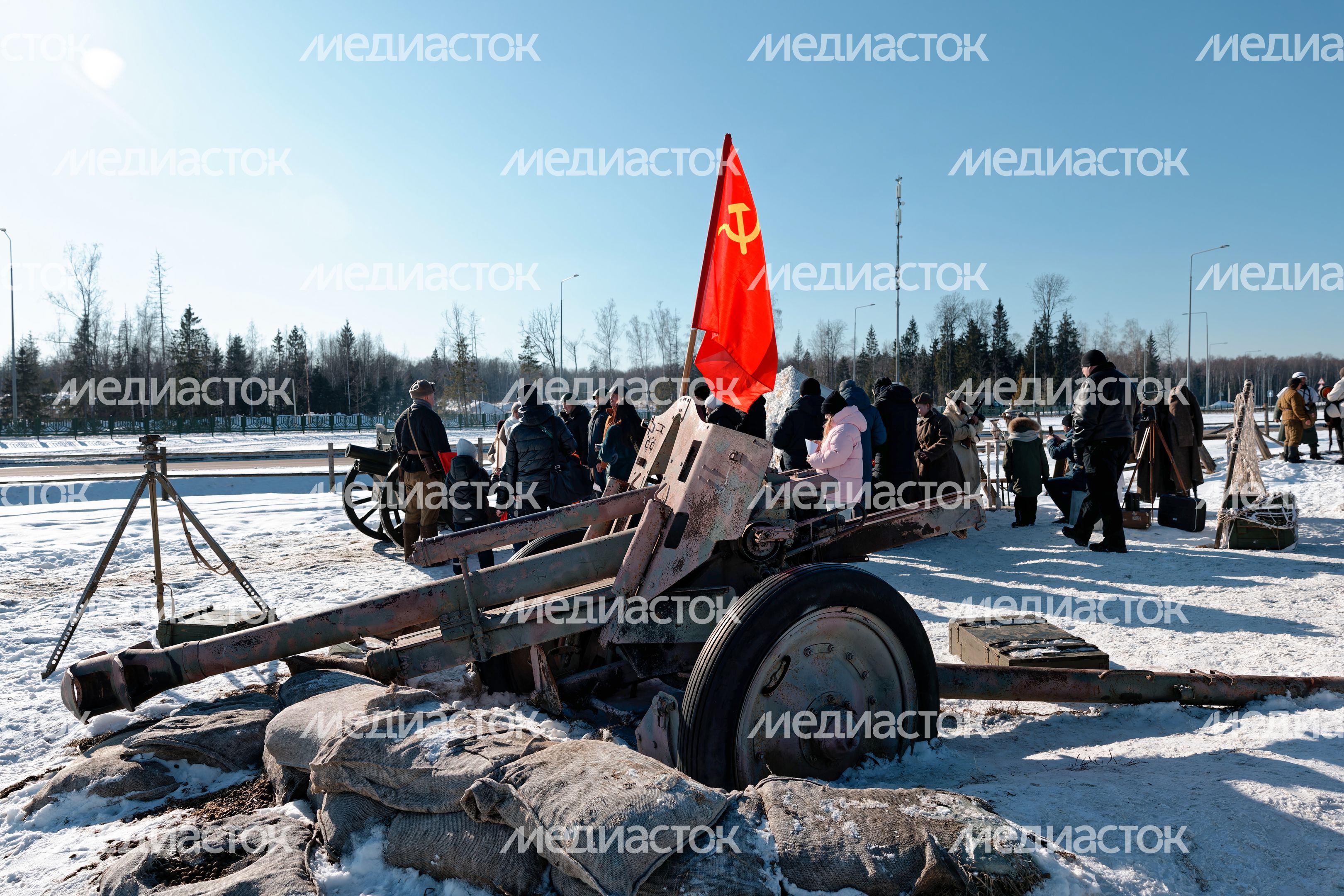 Военно-историческая реконструкция битвы за Сталинград у храма ВС РФ в Кубинке Военно-историческая реконструкция битвы за Сталинград у храма ВС РФ в Кубинке
