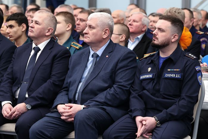 Сотрудников МЧС поздравили с Днем спасателя и 35-летием ведомства