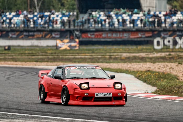 Гонка автомобилей на дрифт-фестивале скорости и драйва Drift Expo Track Mode 2025