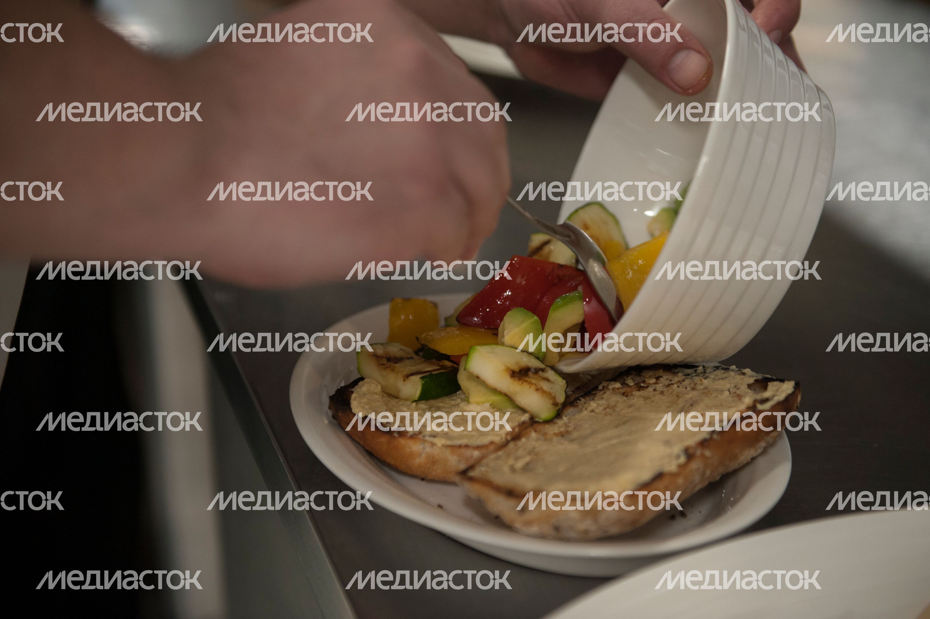 Приготовление чиабатты с хумусом и овощами Приготовление чиабатты с хумусом и овощами