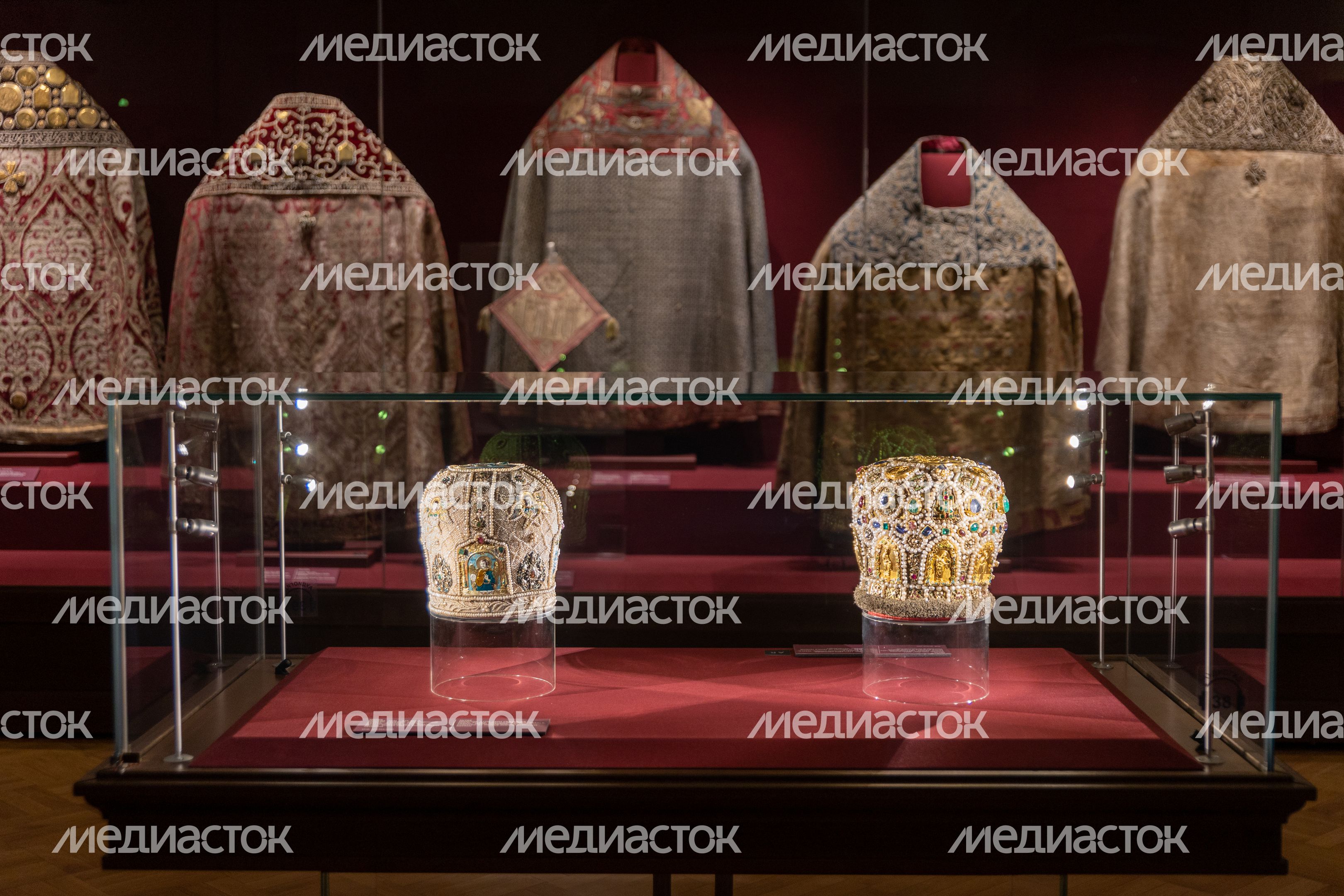 Ризница. Экспозиция Реликвия и сокровища Троице-Сергиева монастыря XI-XVII веков Ризница. Экспозиция Реликвия и сокровища Троице-Сергиева монастыря XI-XVII веков