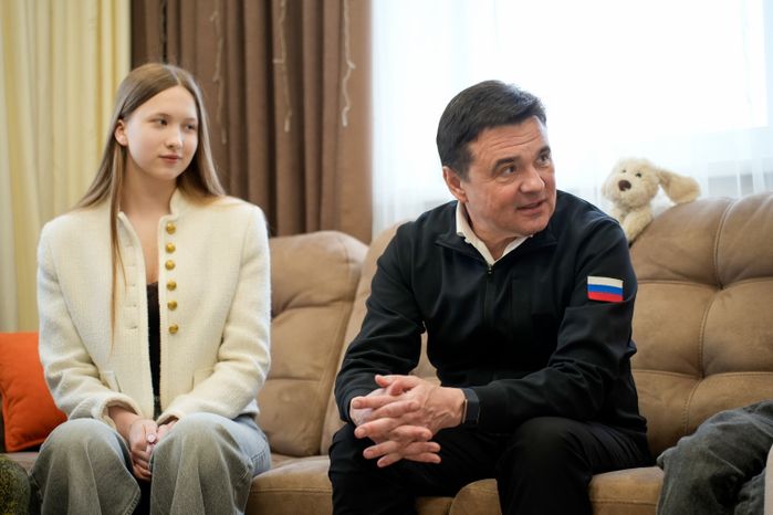 Андрей Воробьев накануне Пасхи навестил  в Электрогорске героя СВО и его семью