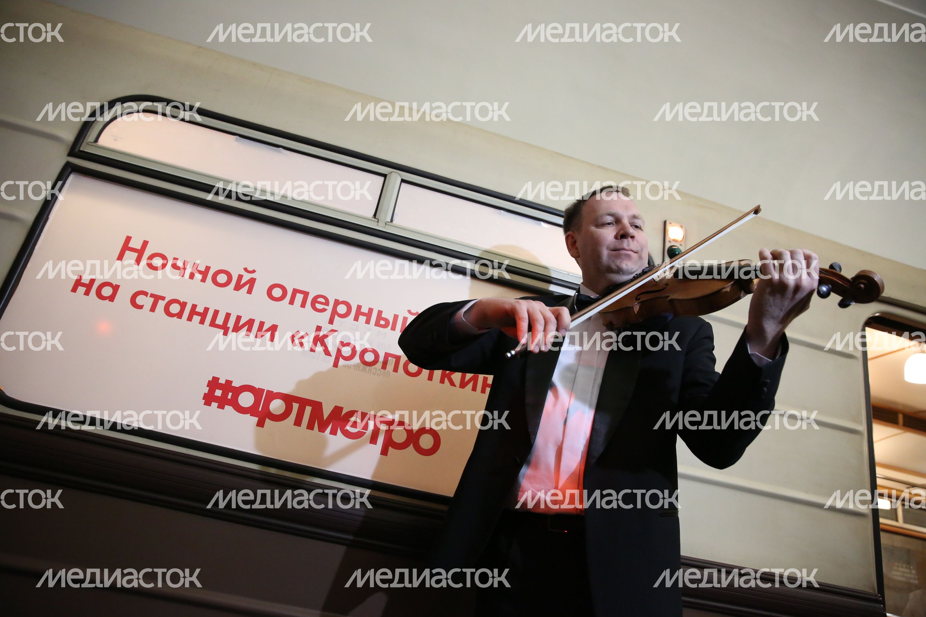 Ночной оперный концерт на станции метро «Кропоткинская» в Москве