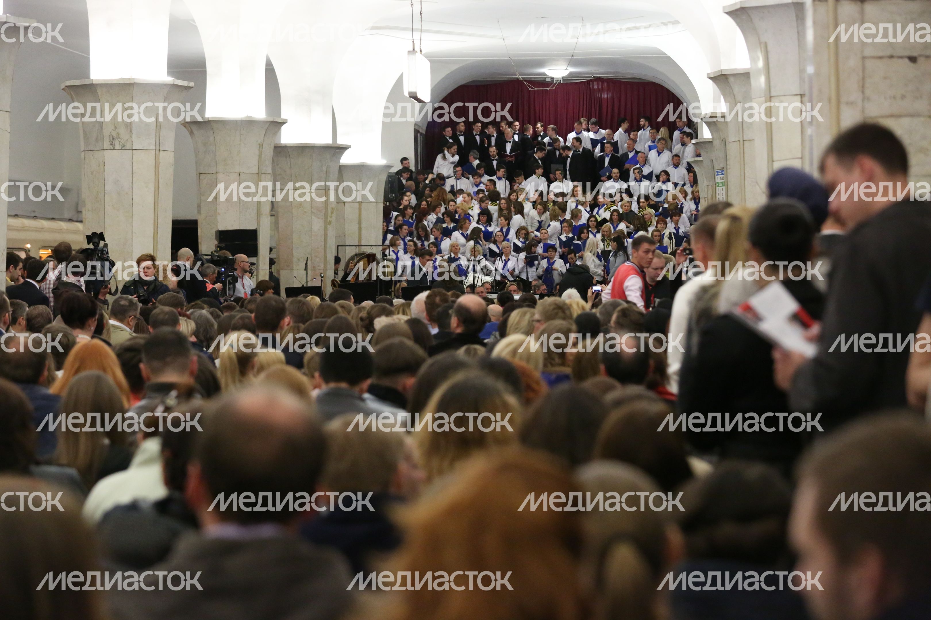 Ночной оперный концерт на станции метро «Кропоткинская» в Москве
