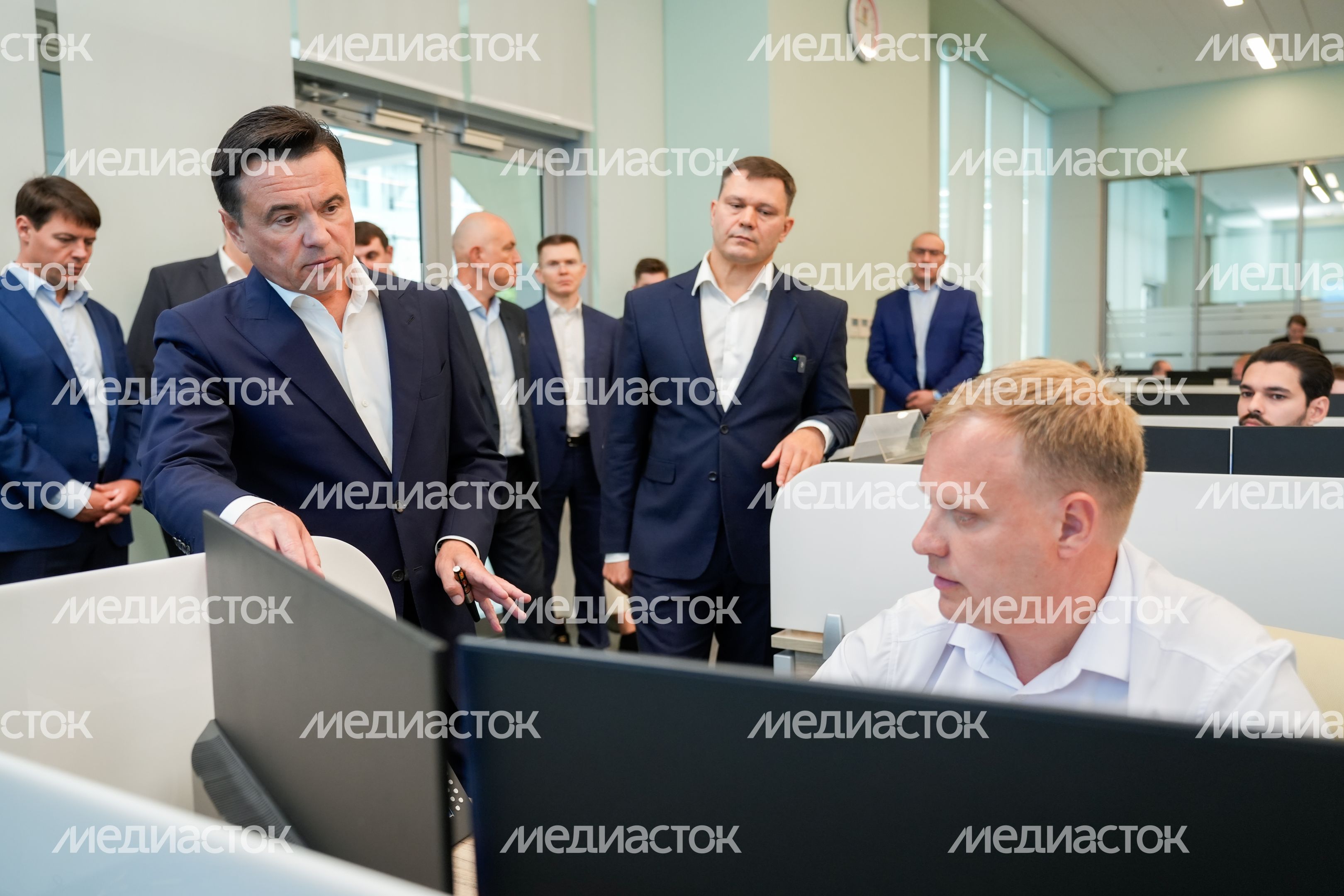 Андрей Воробьев посетил единый центр управления ЖКХ региона