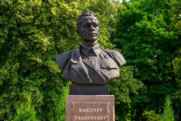 Памятник Виктору Талалихину в парке культуры и отдыха имени Виктора Талалихина в Подольске