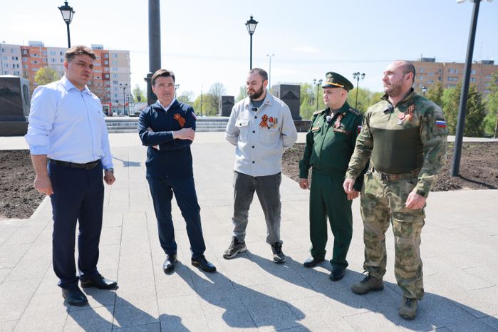 Андрей Воробьев вместе с ветеранами СВО возложил цветы к стеле в Можайске