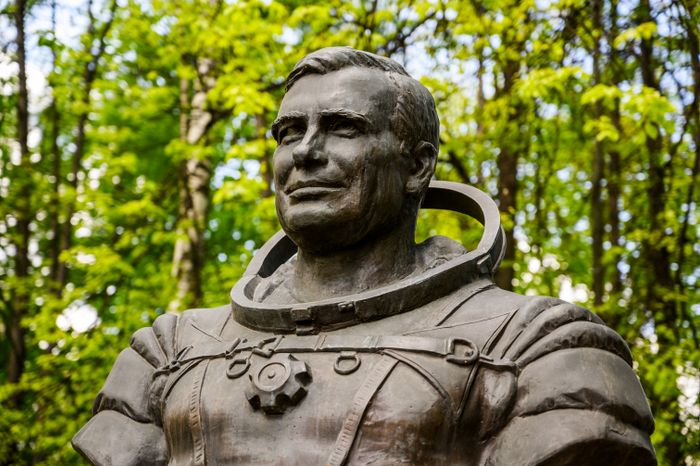 Бронзовый бюст дважды Героя Советского Союза, летчика-космонавта Г.М. Стрекалова в Мытищах