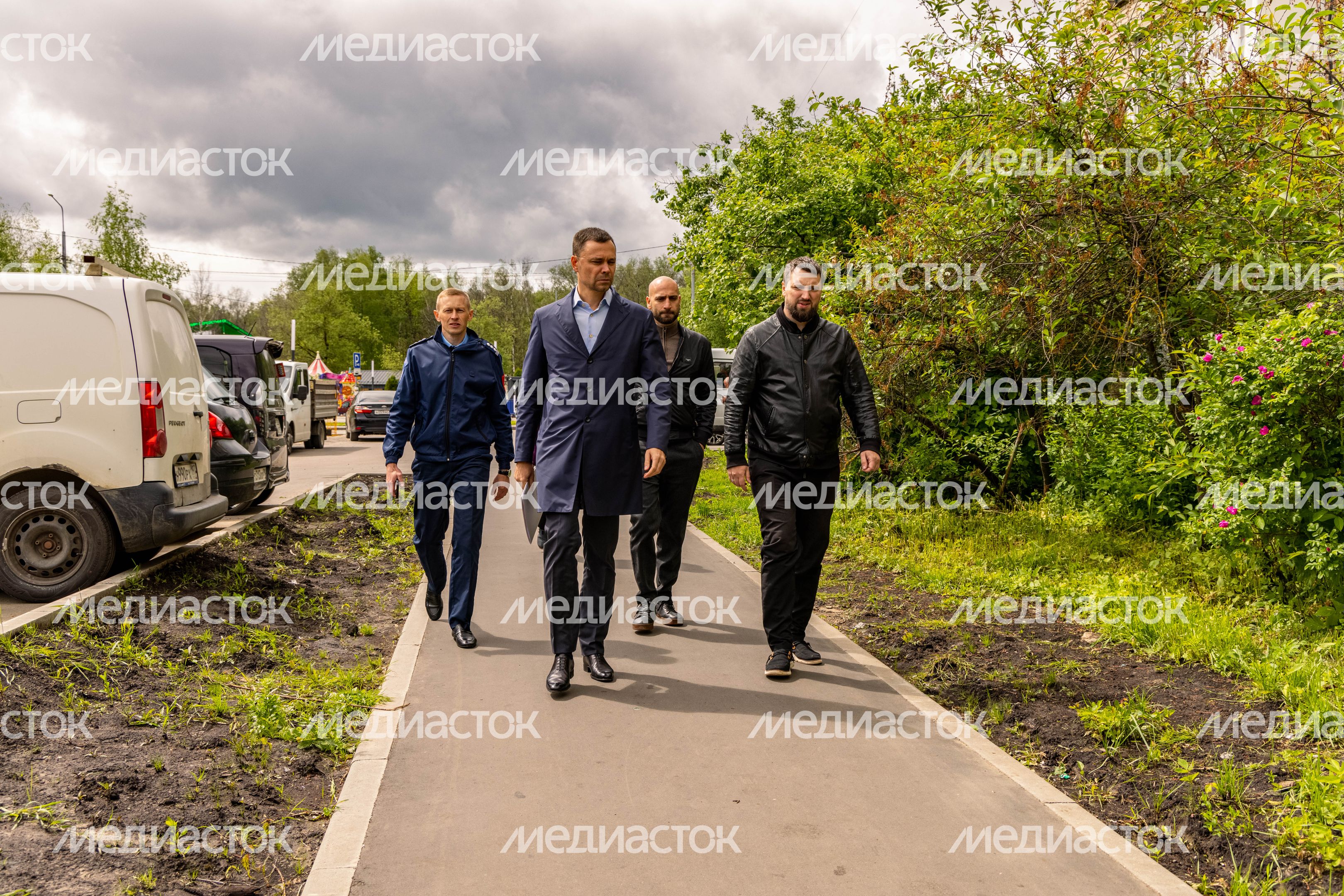 Всеволод Волосевич оценил выполнение работ по благоустройству дворовых территорий и «народных троп» Всеволод Волосевич оценил выполнение работ по благоустройству дворовых территорий и «народных троп»