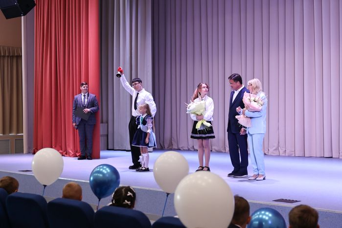 Андрей Воробьев посетил торжественную линейку в новой зарайской школе