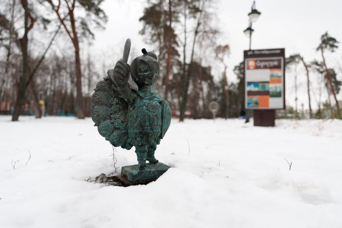 Павлин-защитник перед входом в Екатерининский сквер в Серпухове