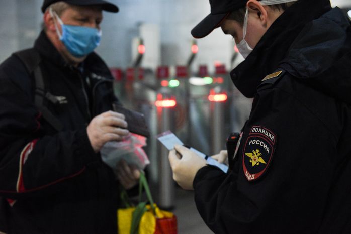 Проверка электронных пропусков в московском метро